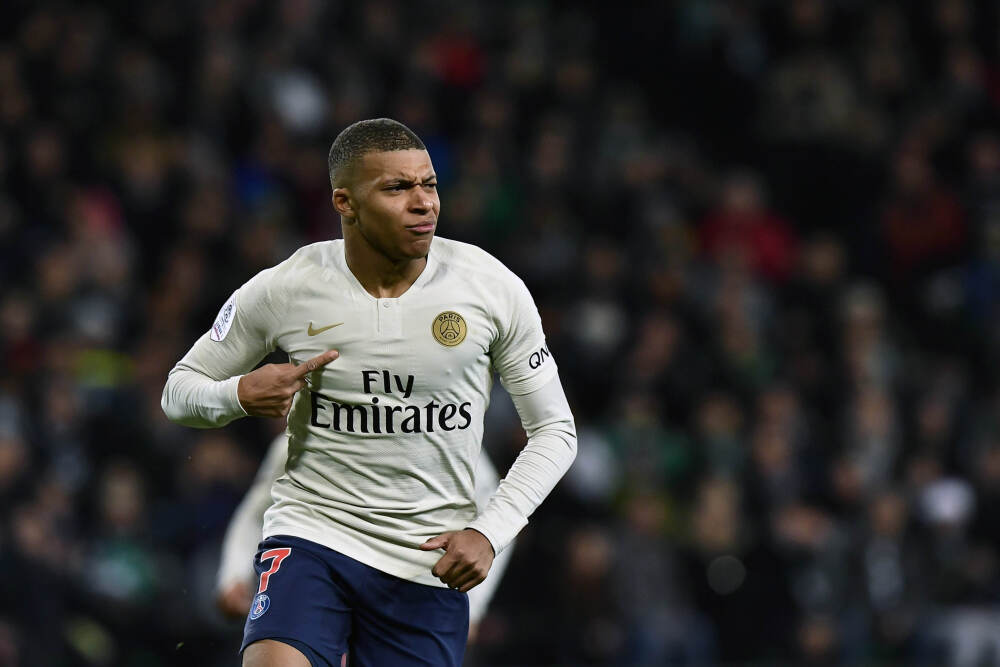 记者：特狮仍倾向于留在巴萨，他希望出战国王杯、西超杯比赛